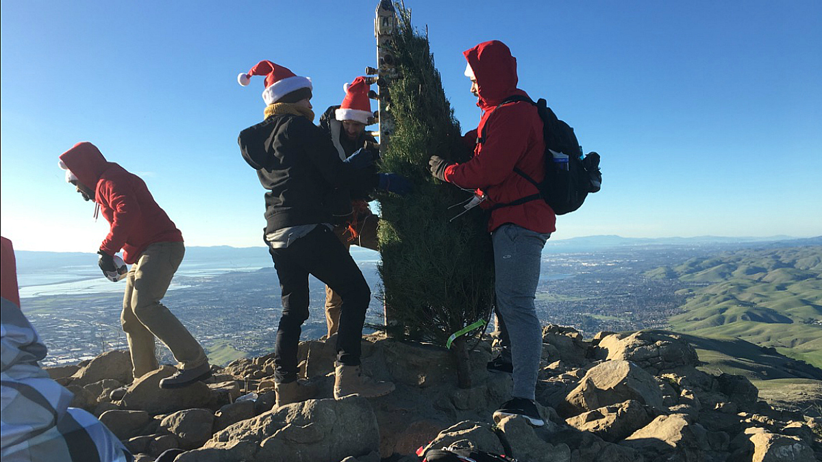 XMasOnThePeak: Silicon Valley Pals Create Christmas Tradition