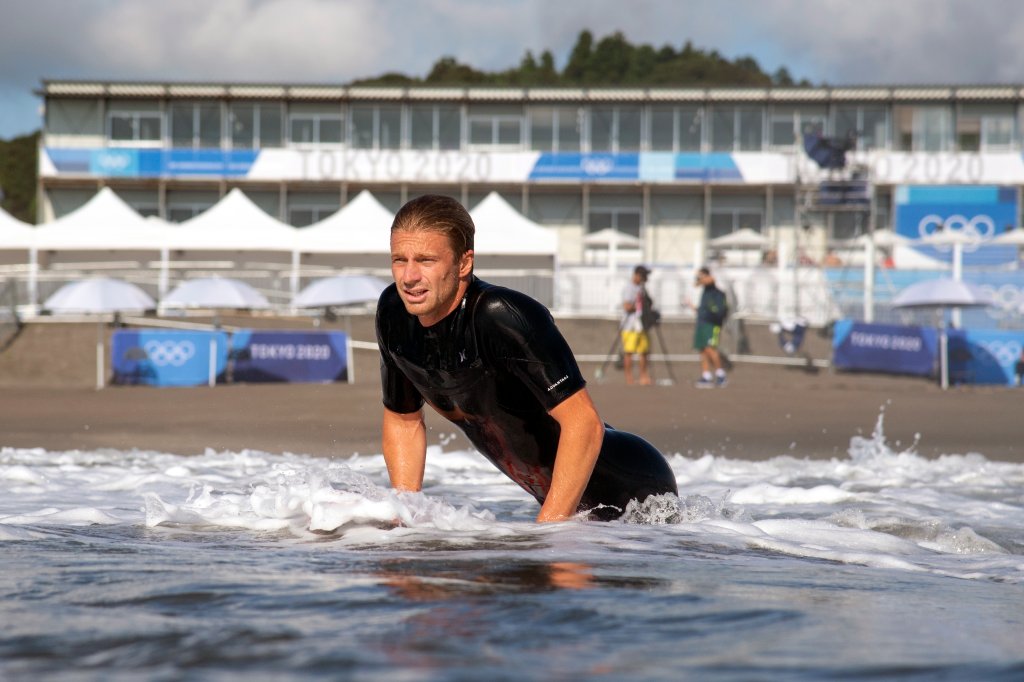 Koloh Andino aus den Vereinigten Staaten verlässt während eines Surftrainings bei den Olympischen Sommerspielen 2020 am Samstag, den 24. Juli 2021, am Strand von Tsurigasaki in Ichinomiya, Japan.