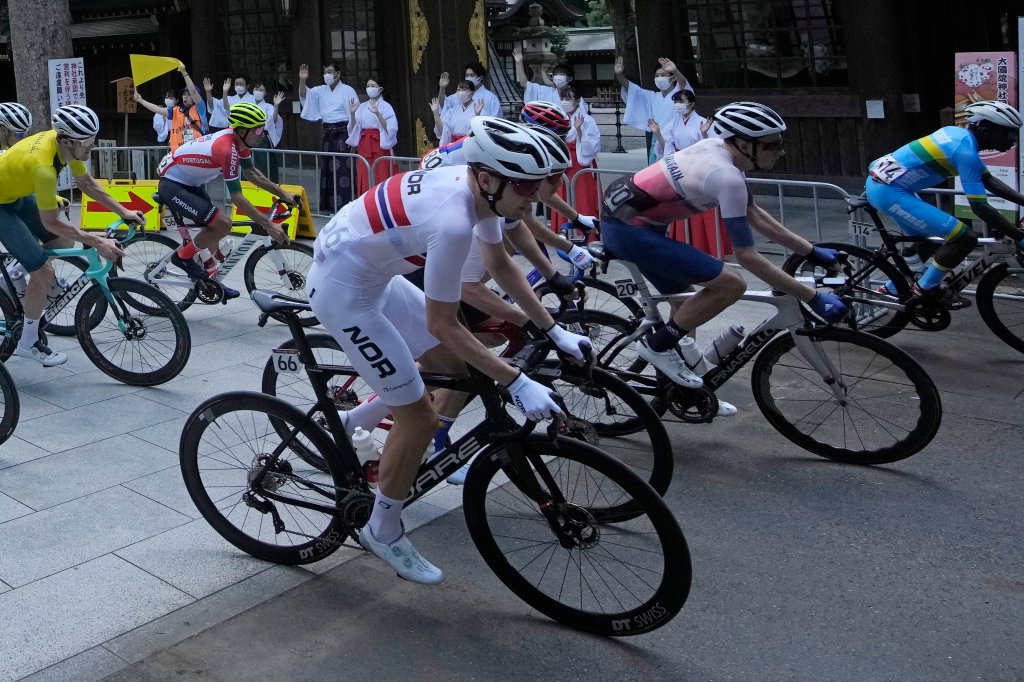 Der Norweger Markus Holgaard (66) fährt beim Rennradrennen der Männer bei den Olympischen Sommerspielen 2020 am Samstag, 24. Juli 2021, in Fuzhou, Japan, in der Nähe des Starts.