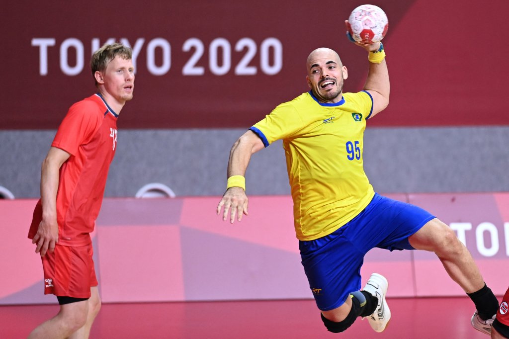 Brazil's close    backmost  Gustavo Rodrigues (R) shoots past   Norway's helping  Magnus Jondal during the men's preliminary circular  radical  A handball lucifer  betwixt  Norway and Brazil of the Tokyo 2020 Olympic Games astatine  the Yoyogi National Stadium successful  Tokyo connected  July 24, 2021.