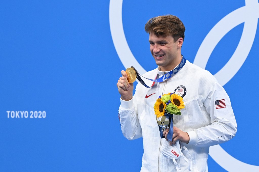 Gold medallist USA's Robert Finke poses with their medal after the final of the men's 800m freestyle swimming event during the Tokyo 2020 Olympic Games at the Tokyo Aquatics Centre in Tokyo on July 29, 2021.