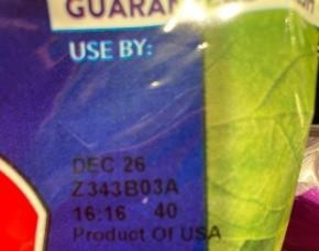 Un ejemplo del código de producto y "usar por" fecha para una ensalada Fresh Express retirada
