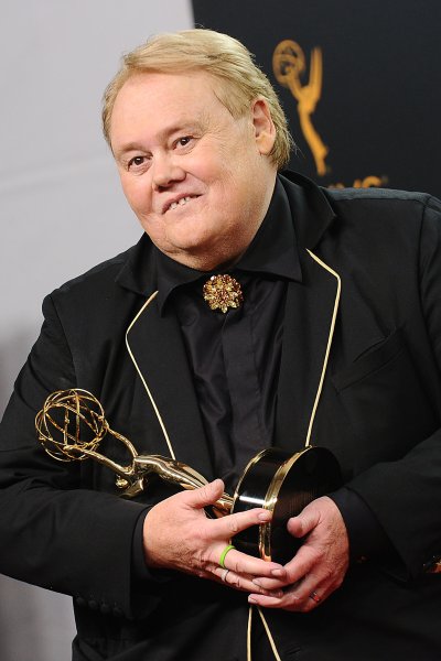 Louie Anderson holds emmy