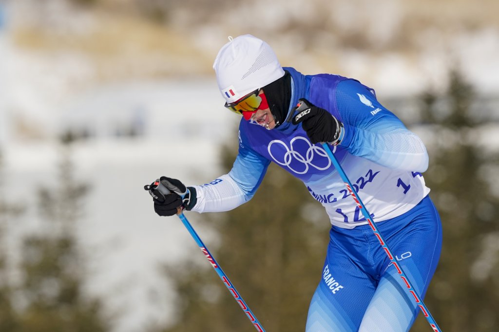 Clement Parisi z drużyny Francji gra podczas biegu na 50 km stylem dowolnym mężczyzn na Zimowych Igrzyskach Olimpijskich 2022, 19 lutego 2022 r. w Zhangjiakou w Chinach.  Dystans imprezy został skrócony do 30 km ze względu na warunki pogodowe.