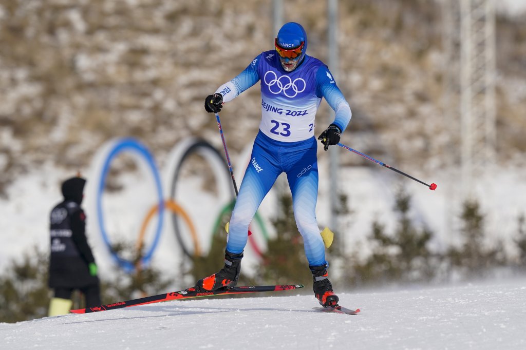 Adrien Backscheider z Team France gra na 50-kilometrowym biegu swobodnym mężczyzn na Zimowych Igrzyskach Olimpijskich 2022, 19 lutego 2022, w Zhangjiakou w Chinach.  Dystans imprezy został skrócony do 30 km ze względu na warunki pogodowe.