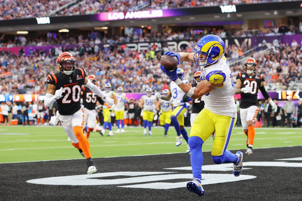 Cooper Kupp #10 of the Los Angeles Rams makes a touchdown catch