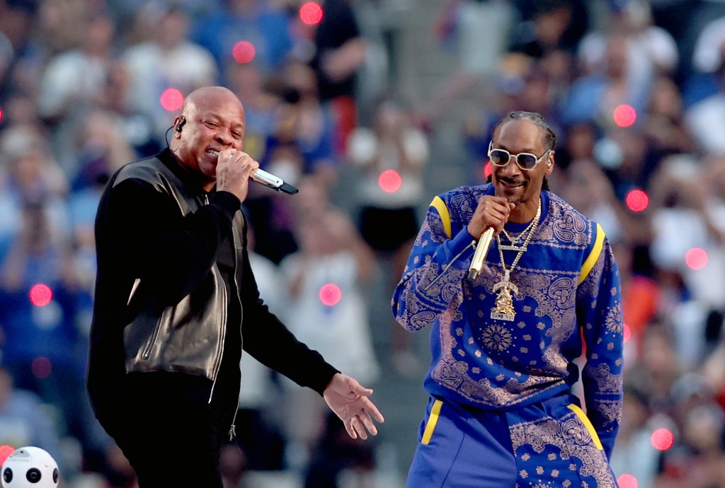 Dr. Dre and Snoop Dogg perform