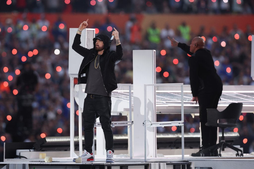 Eminem and Dr. Dre perform 