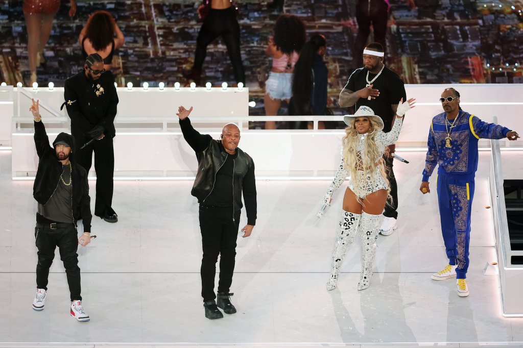 Eminem, Kendrick Lamar, Dr. Dre, Mary J. Blige, 50 Cent, and Snoop Dogg perform 