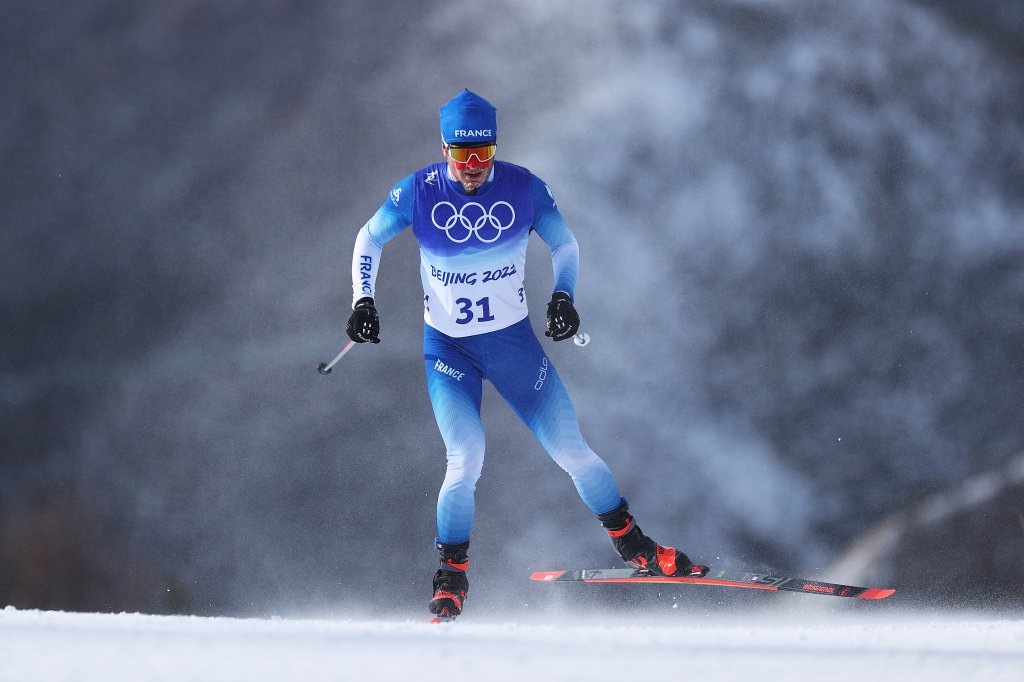 Jules Lapierre z Team France bierze udział w 50-kilometrowym biegu swobodnym mężczyzn w 15. dniu Zimowych Igrzysk Olimpijskich w Pekinie 2022 w National Cross Country Ski Center 19 lutego 2022 r. w Zhangjiakou w Chinach.  Dystans imprezy został skrócony do 30 km ze względu na warunki pogodowe.