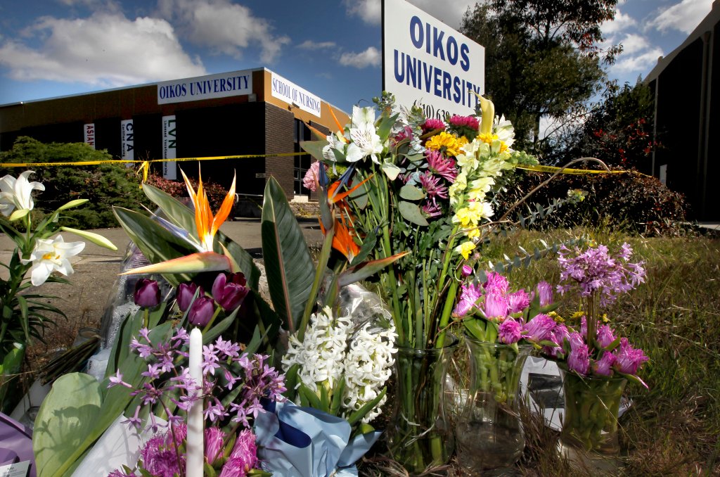 Un monumento frente a la Universidad Oikos sigue creciendo en Oakland, California, el miércoles 4 de abril de 2012, donde siete personas fueron asesinadas
