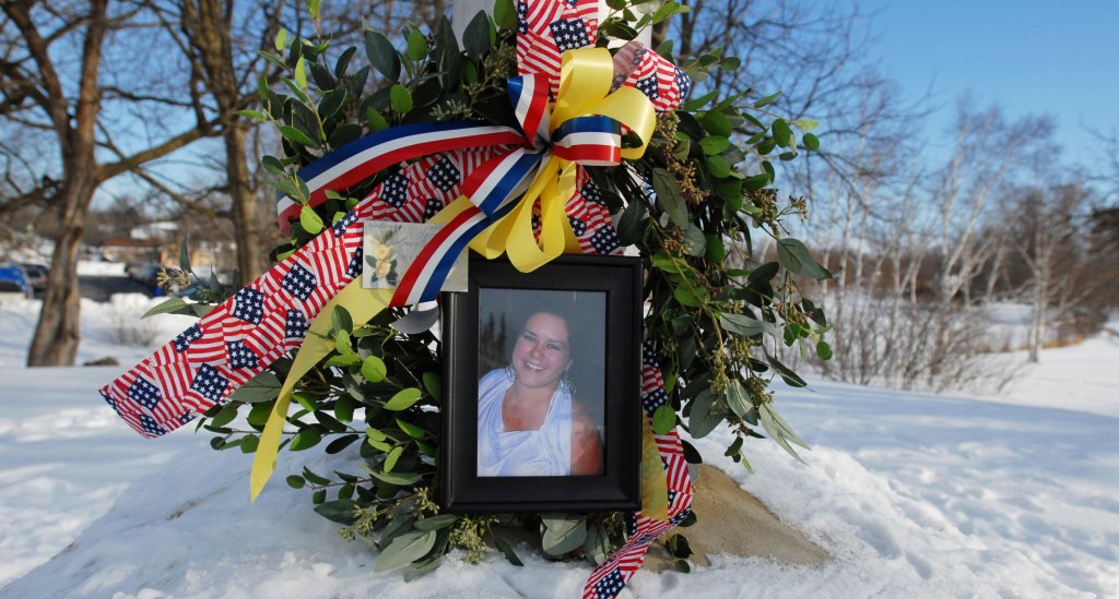 En el campus de la Universidad del Norte de Illinois en DeKalb, Illinois, el 15 de febrero de 2008, se ve un monumento improvisado con un retrato de la víctima del tiroteo, Julianna Gehant, de 32 años.