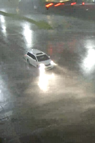 Picture of car in the middle of an intersection during the storm in Kansas City