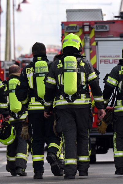 Firefighters run to the scene of a fire in Bothenheilingen (Unstrut-Hainich district).