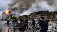 Incendio arrasa con antiguo edificio de Copenhague e icónica aguja de la Bolsa de Valores del siglo XVII